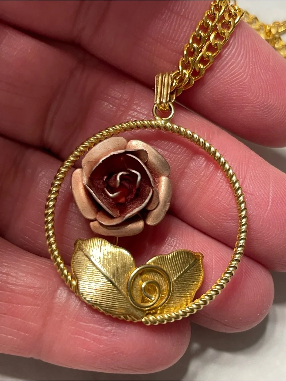 Vintage Gold-Tone Rose & Leaf Pendant Necklace in Pink and Gold Chain Signed RK - Picture 1 of 7